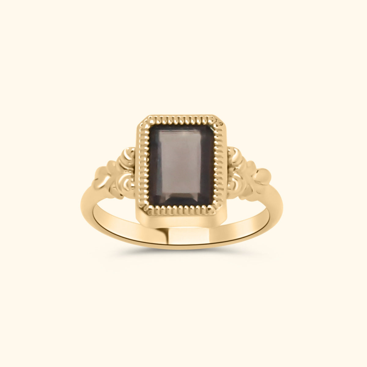 Goudkleurige ring met rechthoekige donkerbruine smoky quartz in een sierlijke vintage zetting van gold plated messing.